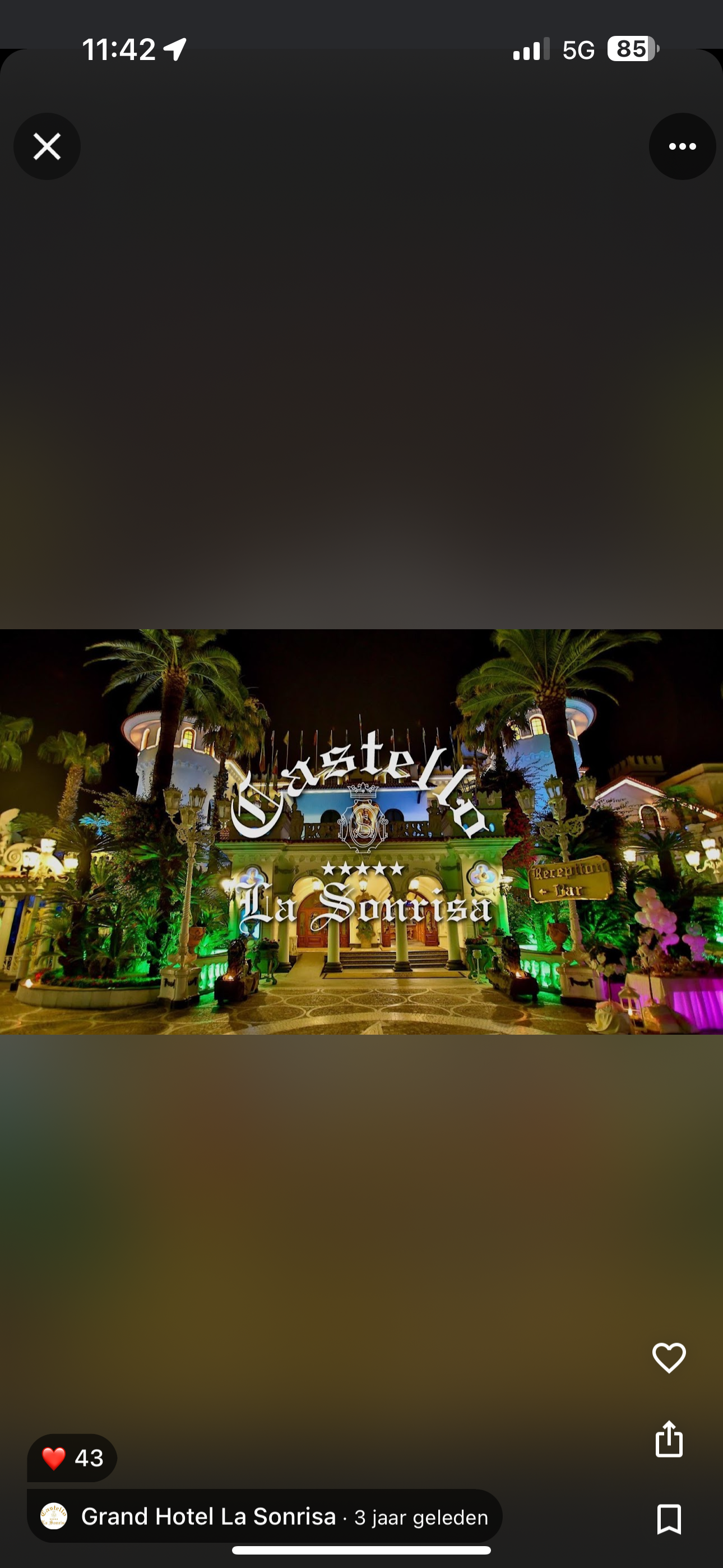 Een verlicht nachtzicht op de ingang van 