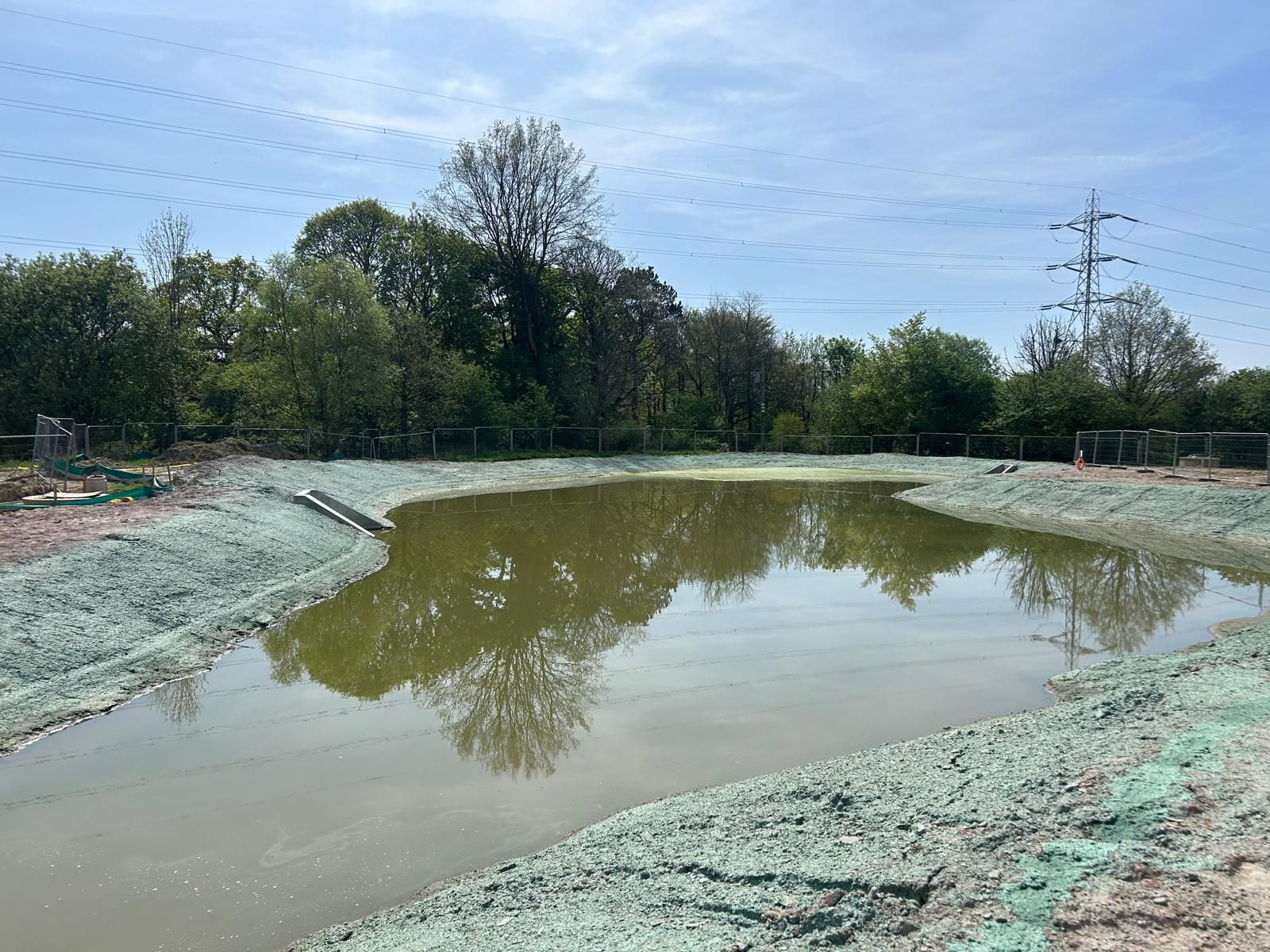 Water-safe organic mulch application near reservoir