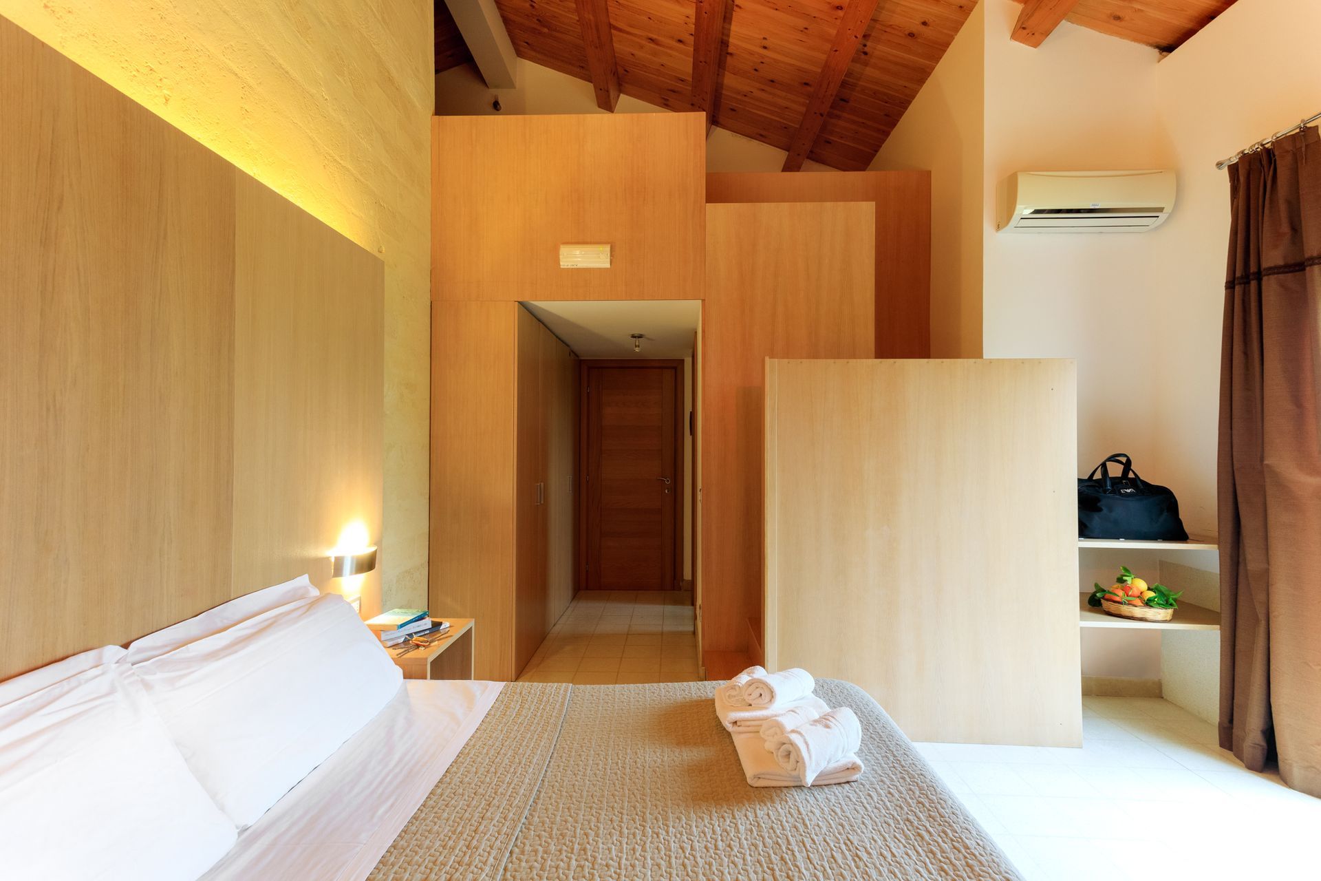 Accogliente camera da letto con pannelli in legno, letto.