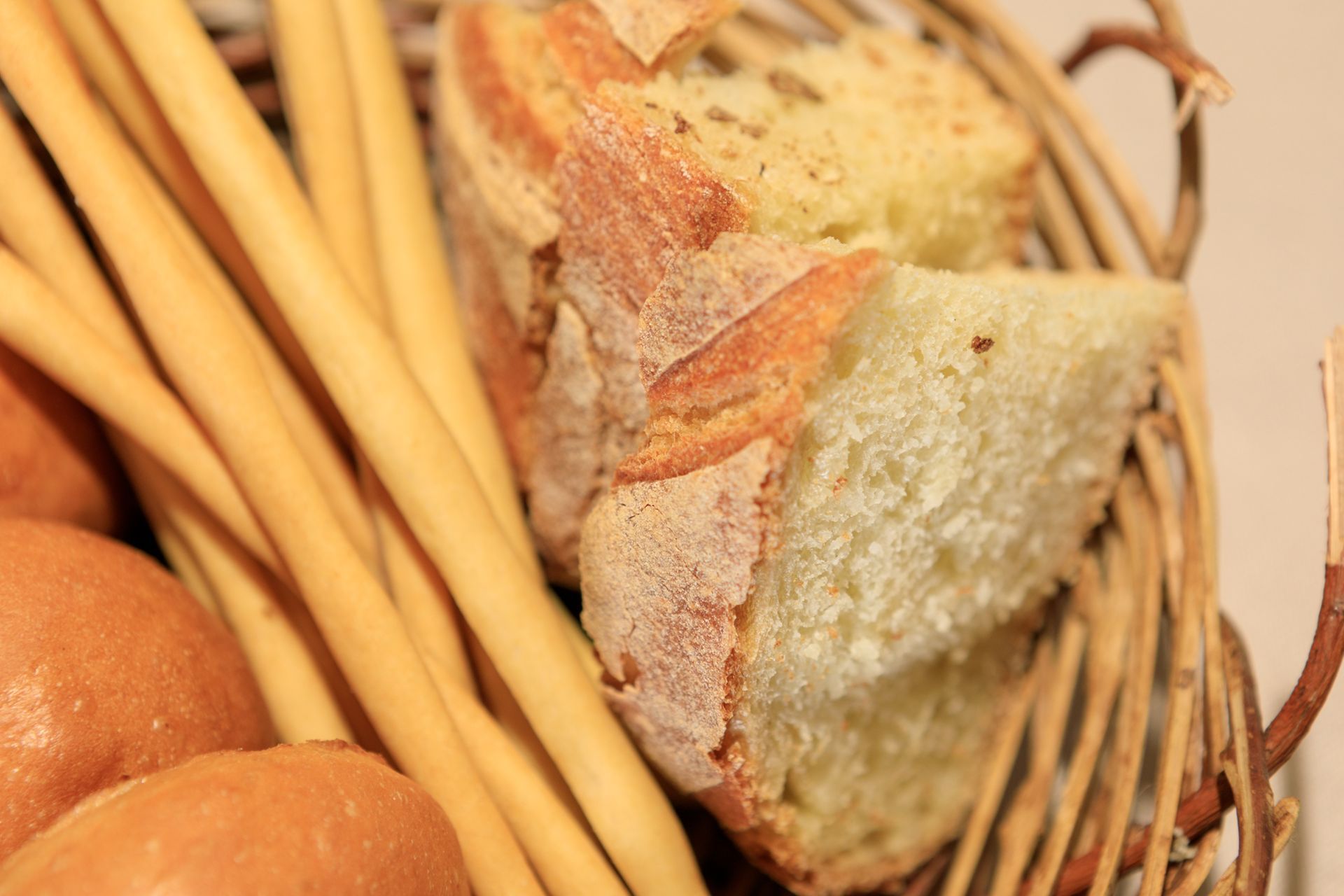 Cesto di pagnotte e grissini su un tavolo
