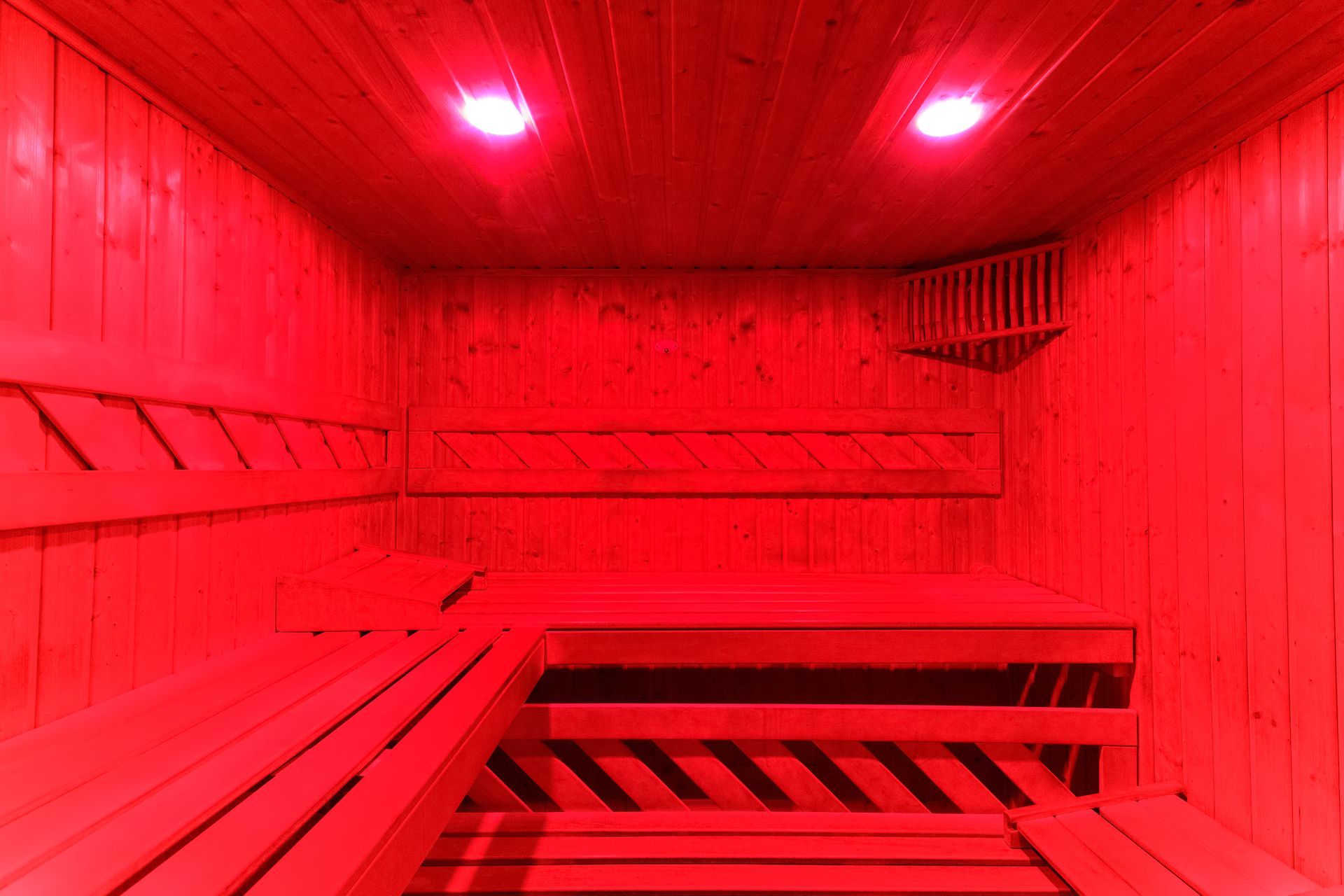 Persona che riceve un massaggio alla schiena sotto una luce verde.