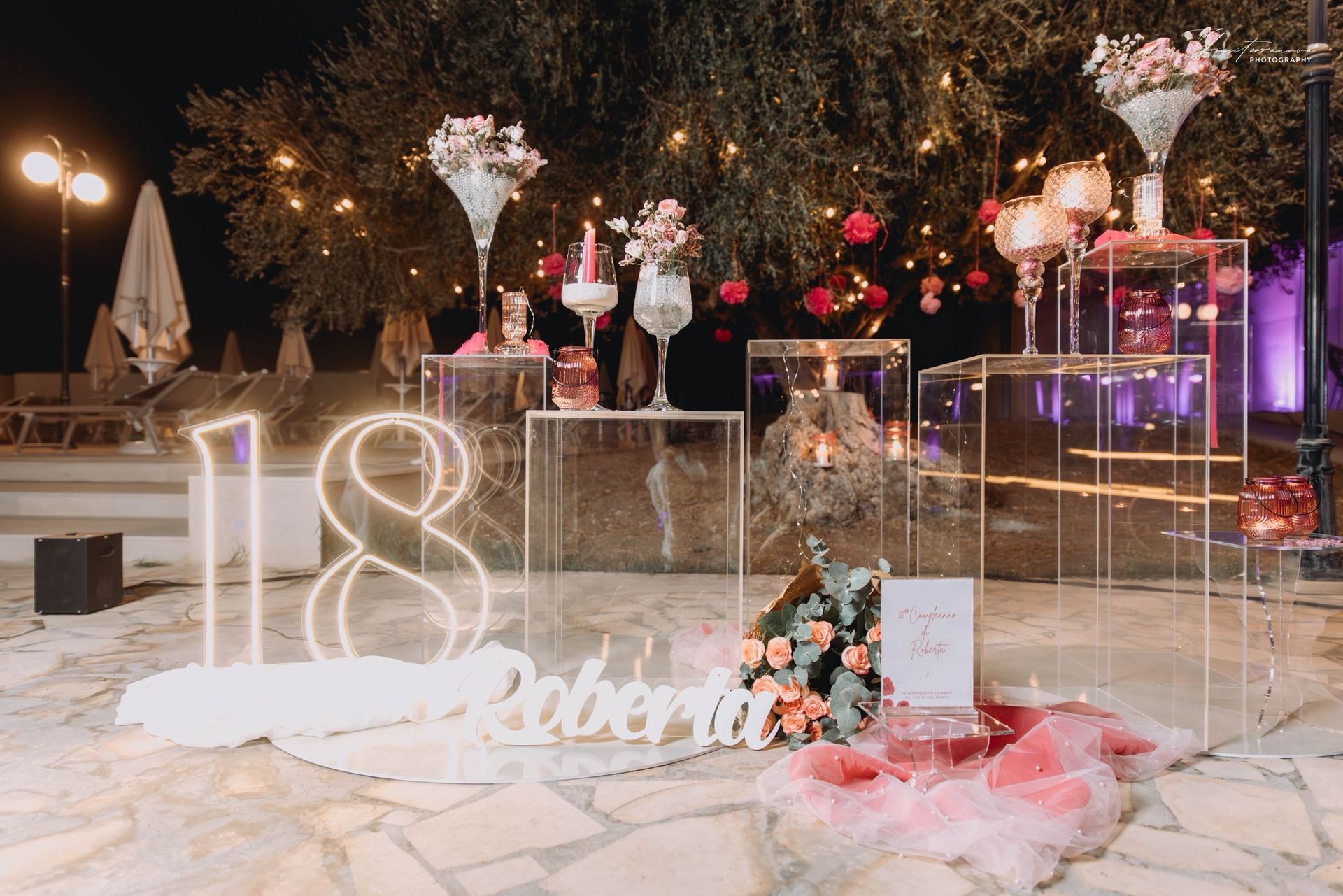 Elegante allestimento per il 18° compleanno all'aperto con insegna luminosa 