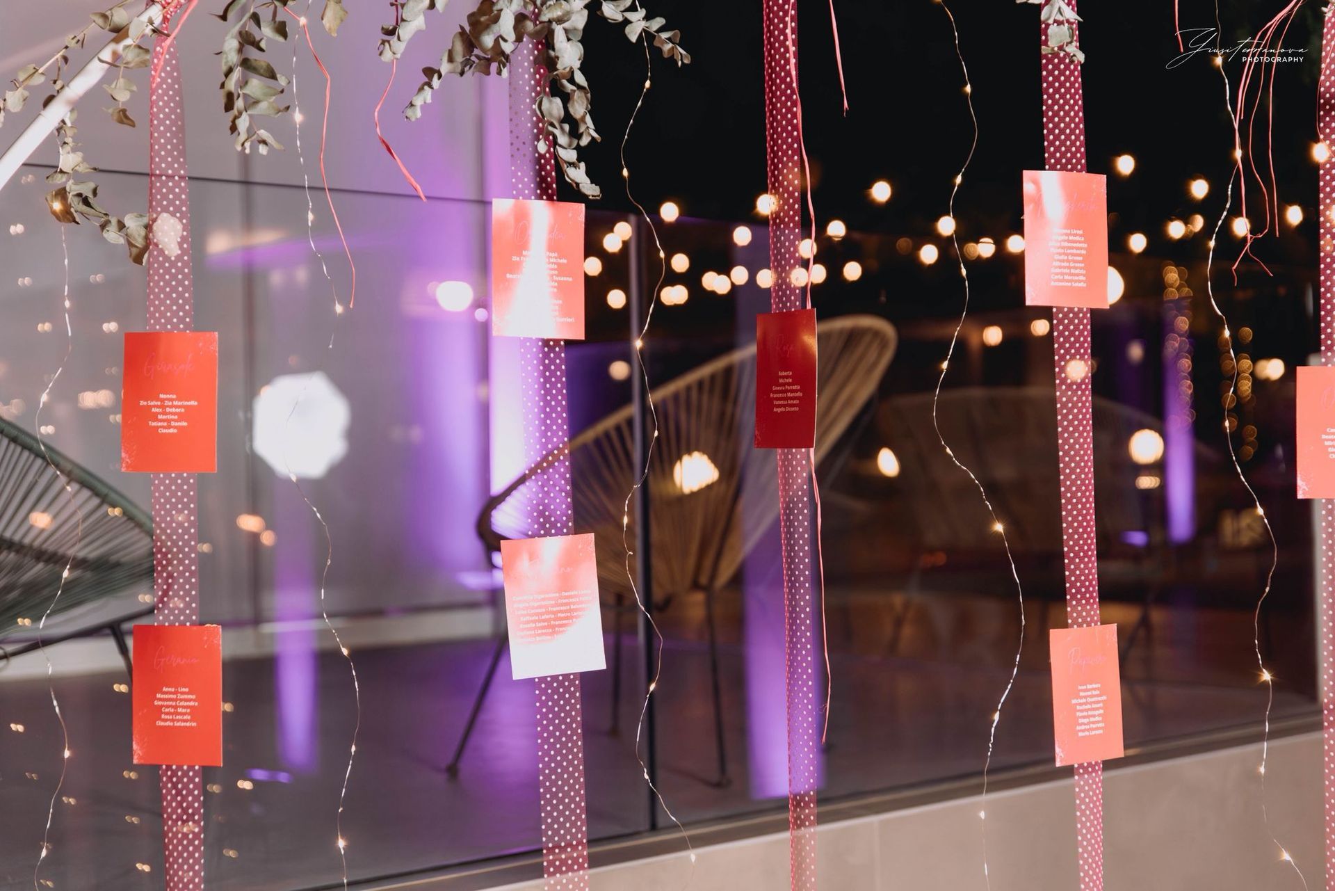 Lanterna e luci decorative appese in una vetrina notturna