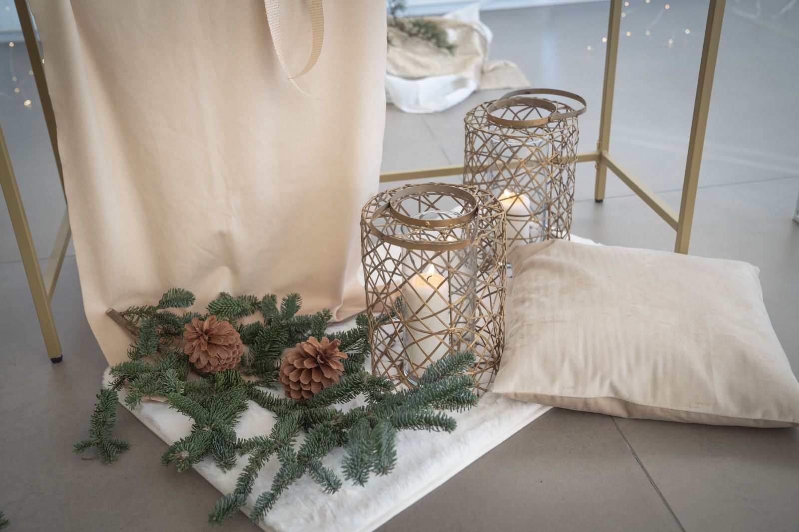 Accogliente allestimento natalizio con lanterne intrecciate, pigne.