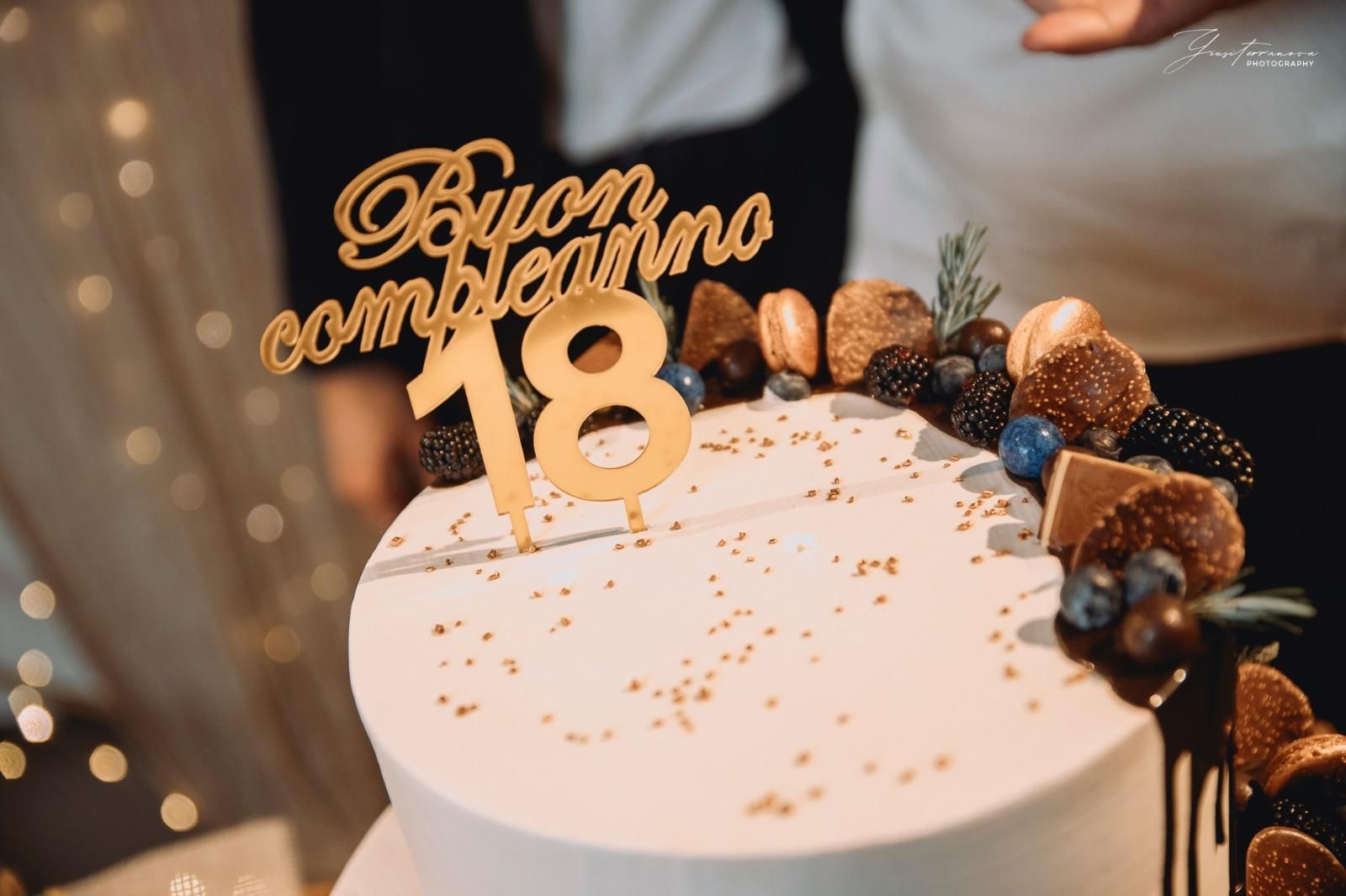 Torta di compleanno con decorazione dorata a forma di 