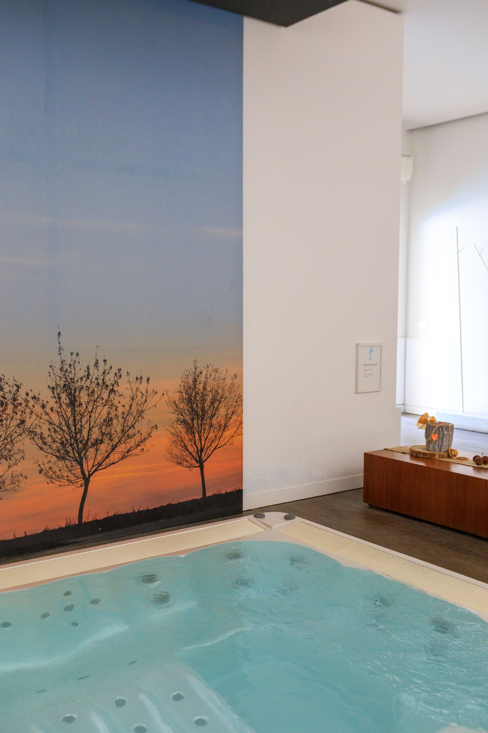 Piccola piscina coperta, un luminoso angolo salotto vicino alla finestra.