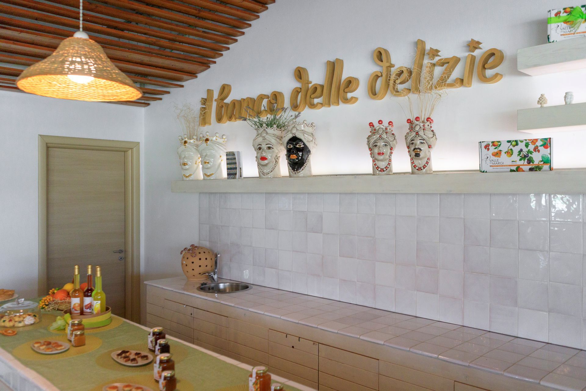 Bancone della pasticceria con insegna dorata 