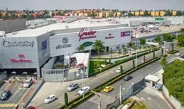 Vista aérea del centro comercial Gran Terraza Lomas Verdes, donde se aprecian los escaparates, el estacionamiento y una entrada para vehículos.