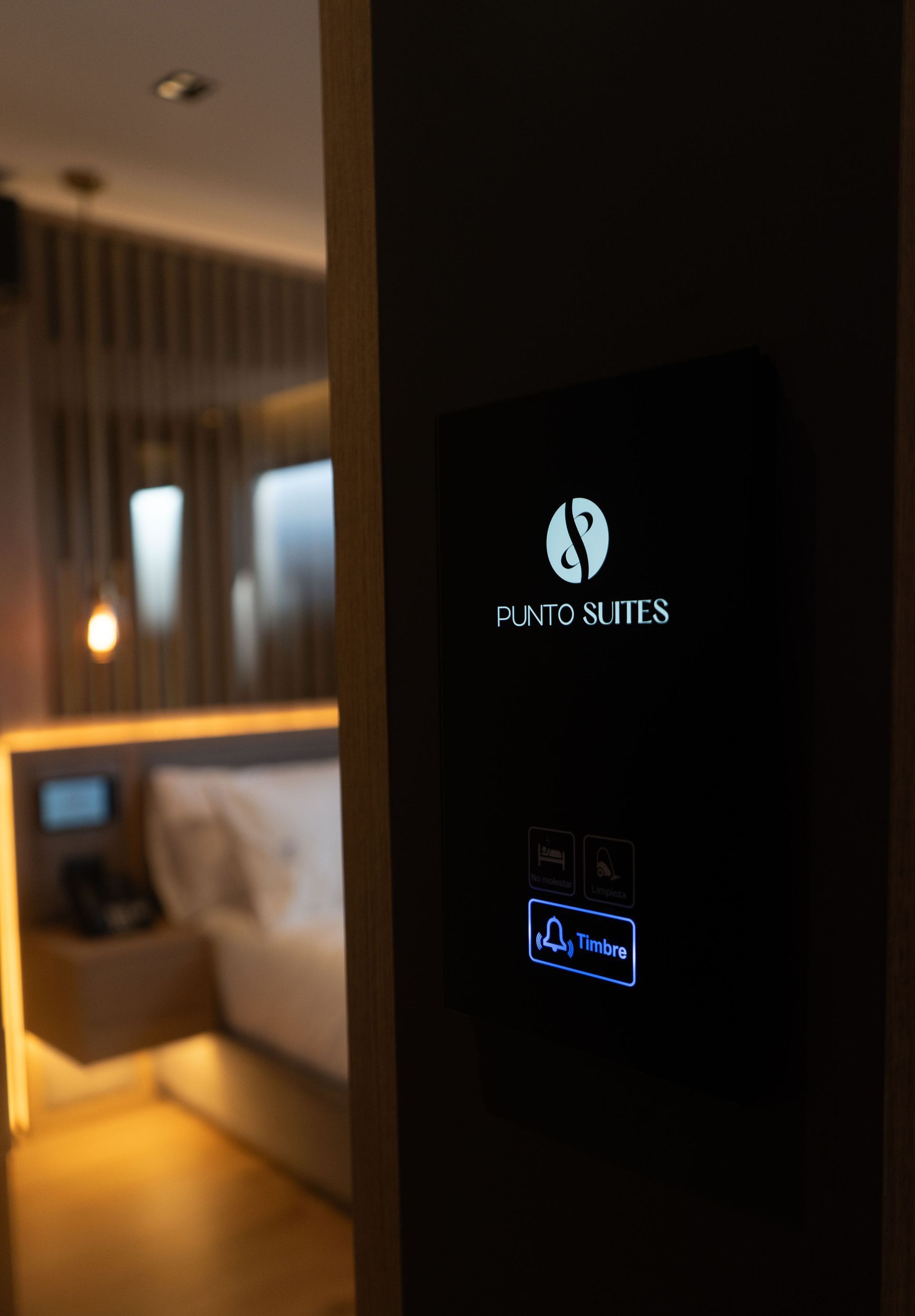 Un panel de control digital oscuro con el logotipo de