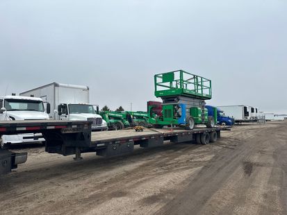 green construction lift on haul3d gooseneck trailer