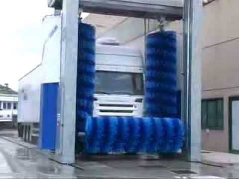 un camion che effettua un lavaggio a rulli