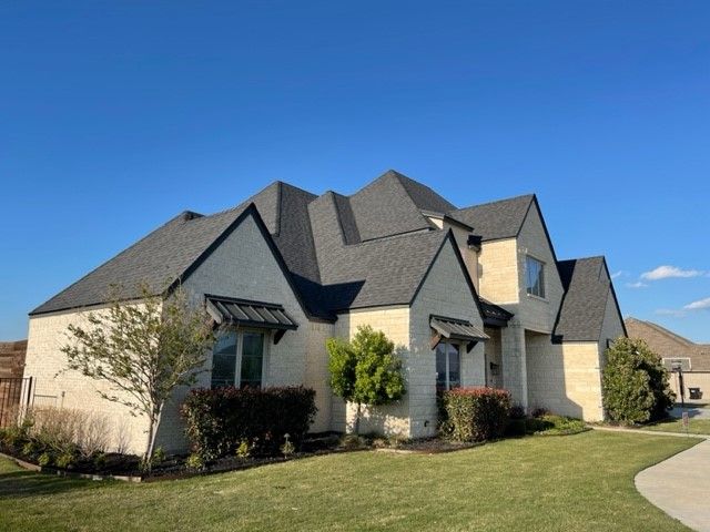 Roofing contractor in Benbrook, TX