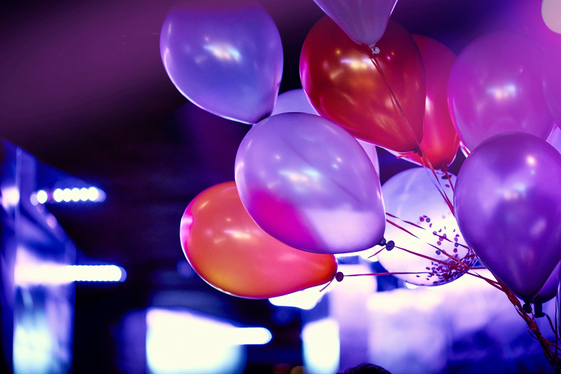 Un mazzo di palloncini colorati pende dal soffitto.