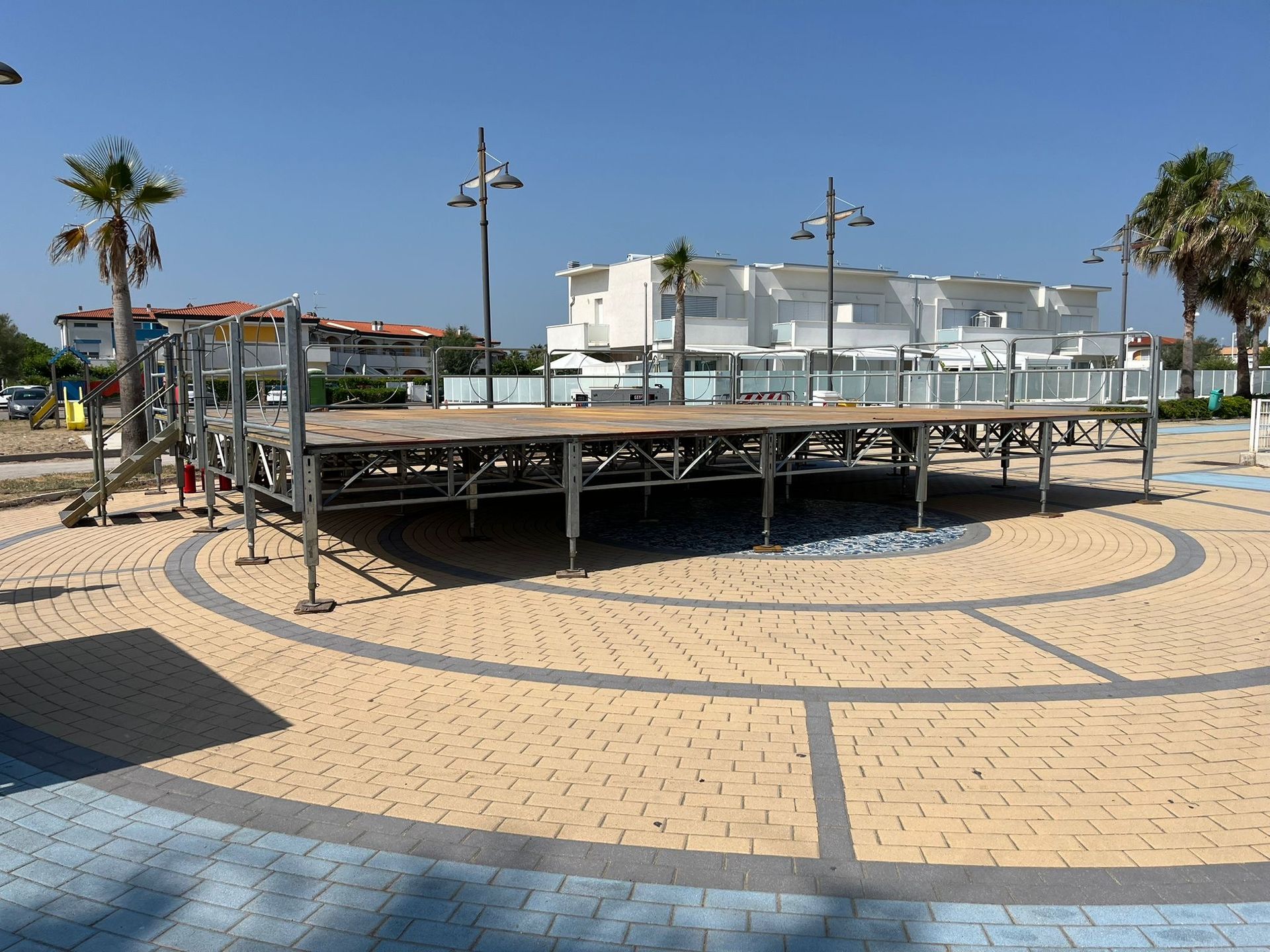 Un palco vuoto in un parco con palme sullo sfondo