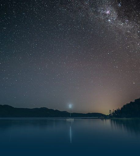 Imagen de noche estrellada frente al lago