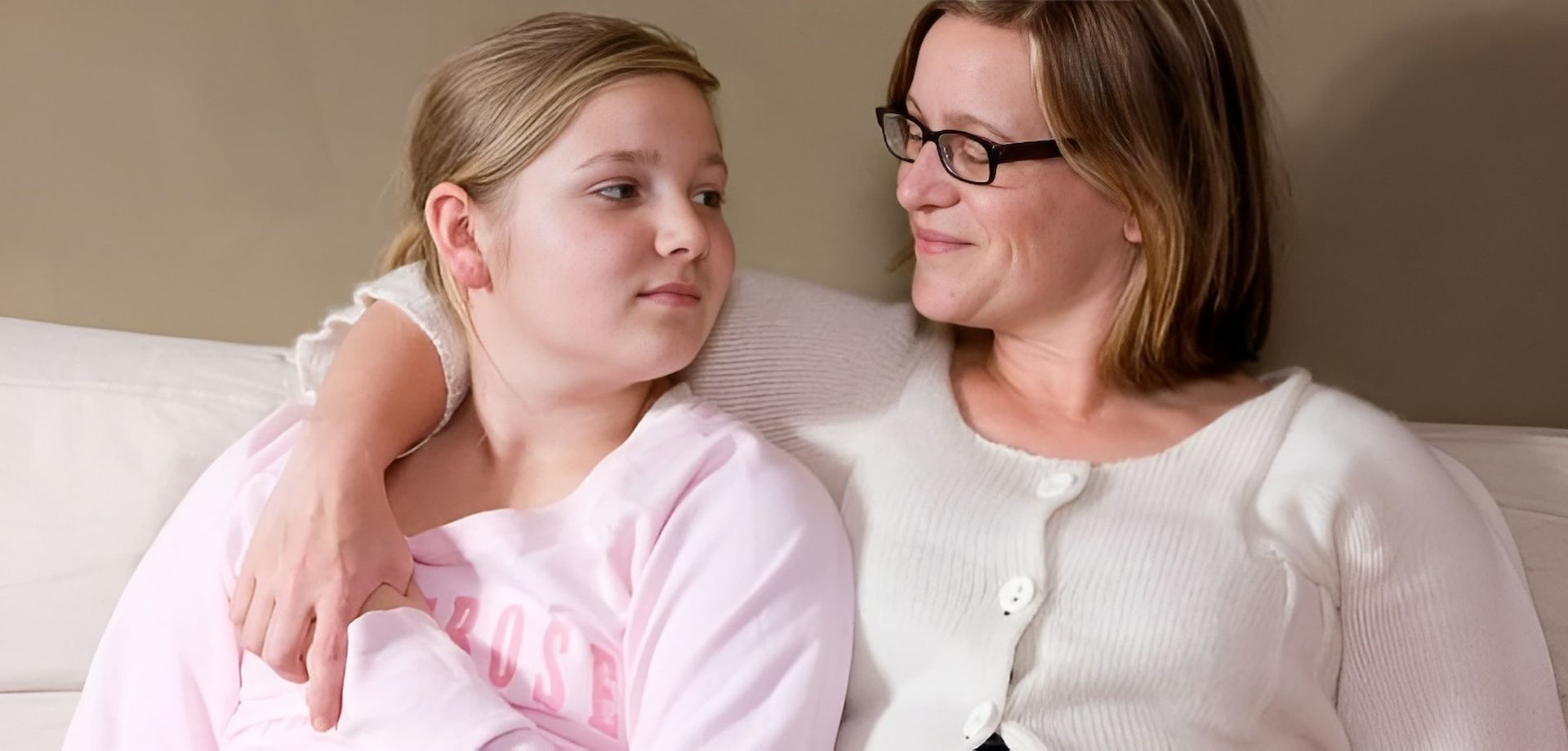 A Mother and Daughter Are Sitting on A Couch Talking to Each Other — Psych Solutions NT in Leanyer, NT