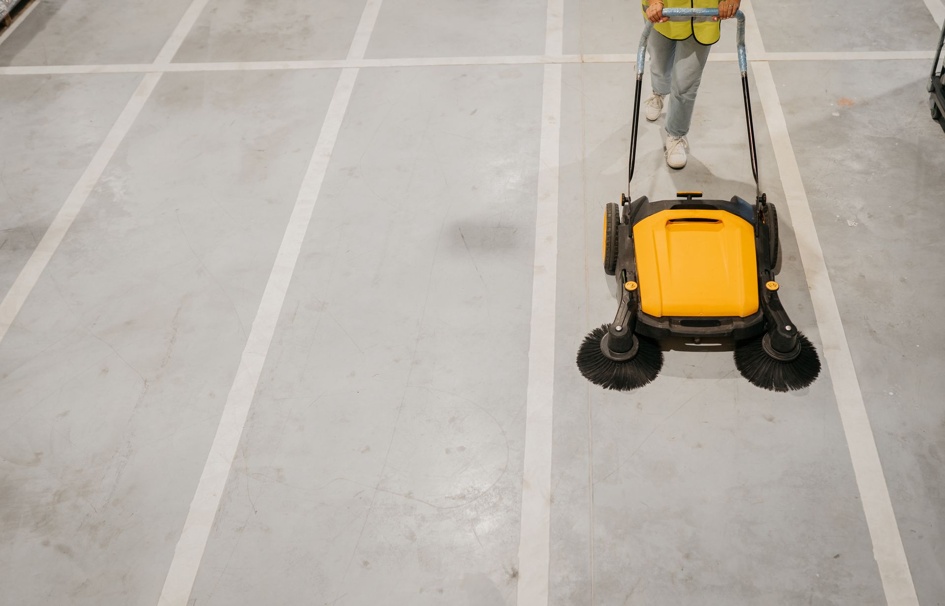 Due ratti marroni che razzolano su una superficie chiara; uno mangia, l'altro annusa.