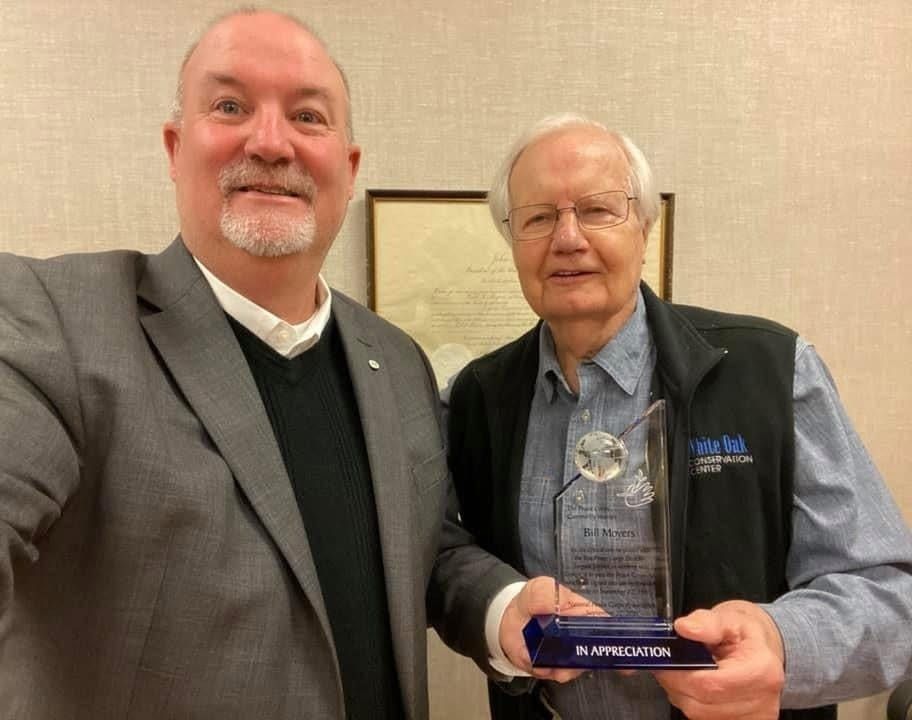 PCCF Chief Advancement Officer Glenn Blumhorst presents a Peace Corps Lifetime Achievement Award to Bill Moyers on Oct. 29, 2021, during his tenure as president of the National Peace Corps Association.
