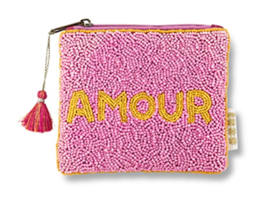 Een vierkant, roze portemonneetje met kralen, waarop het woord 