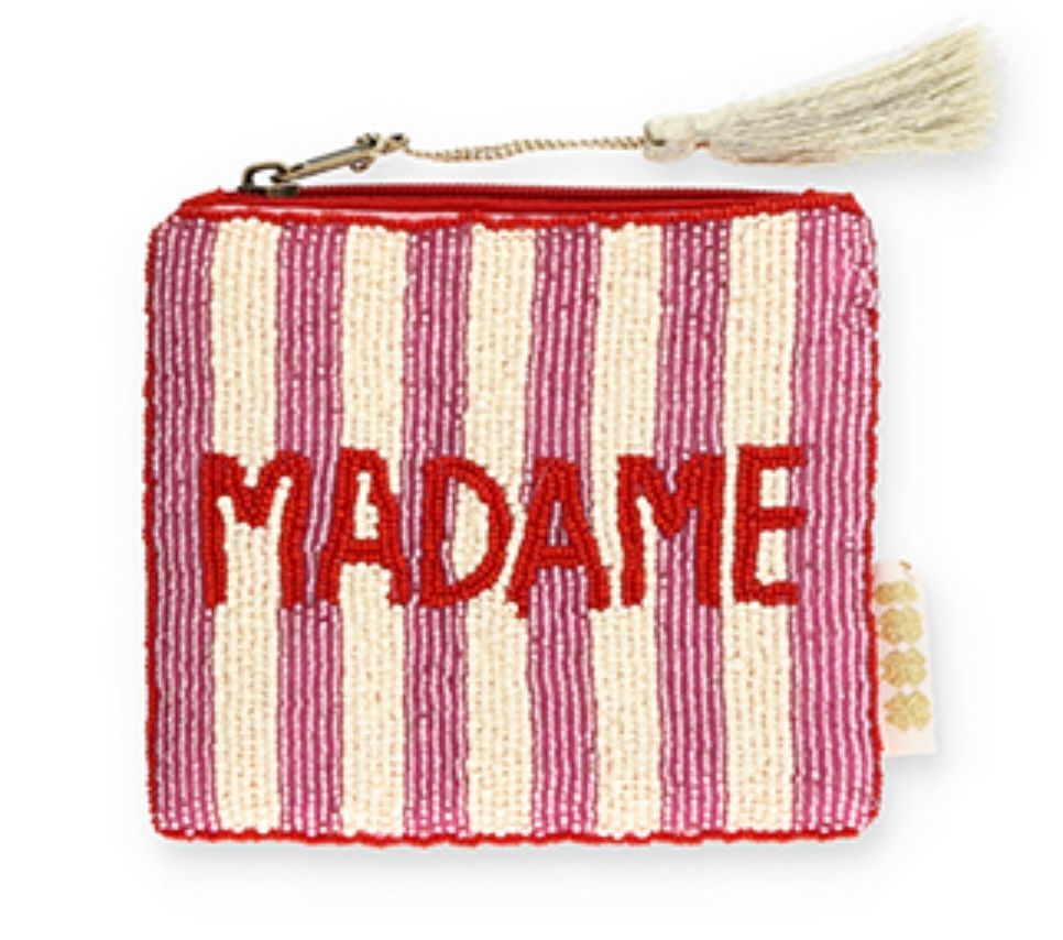 Een vierkant, met kralen versierd etui met ritssluiting, roze en crèmekleurige verticale strepen en het rode woord 