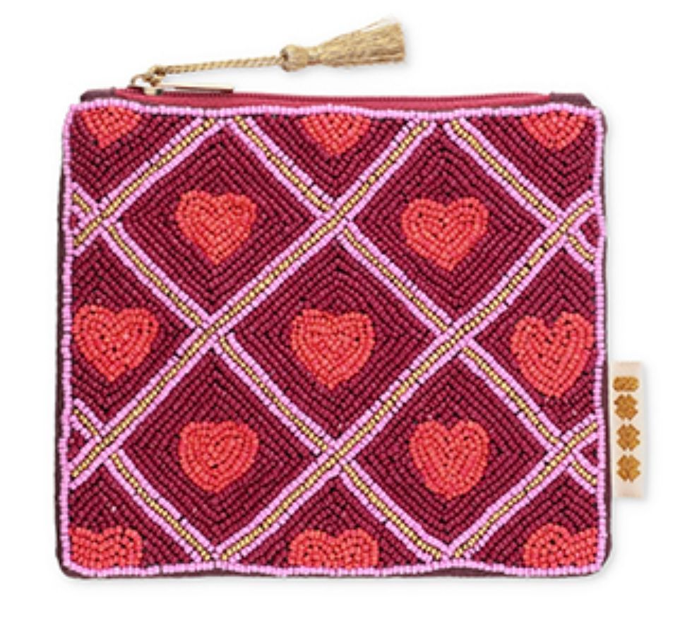 Een vierkant, donkerrood portemonneetje met kralen, versierd met een lichtroze en gouden ruitpatroon en rode hartjes aan de binnenkant.