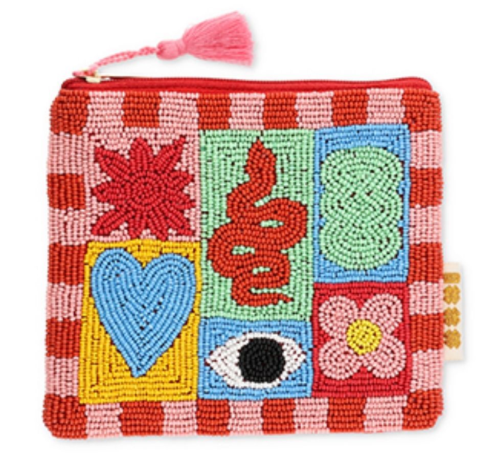 Een klein vierkant tasje met ritssluiting, versierd met kleurrijke kralenapplicaties in de vorm van een zon, slang, hart, oog en bloem op een geruite achtergrond.