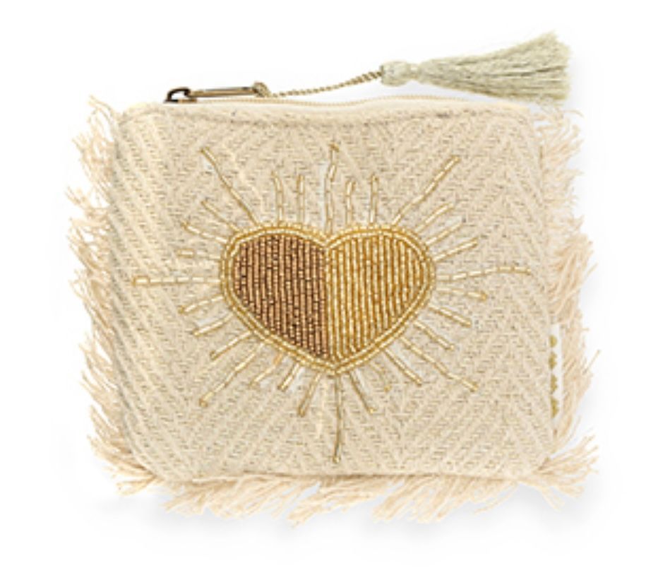 Een klein, beige portemonneetje met franjes, een hartvormig icoontje van kralen in twee kleuren (goud en brons) en een ritssluiting met kwastje.