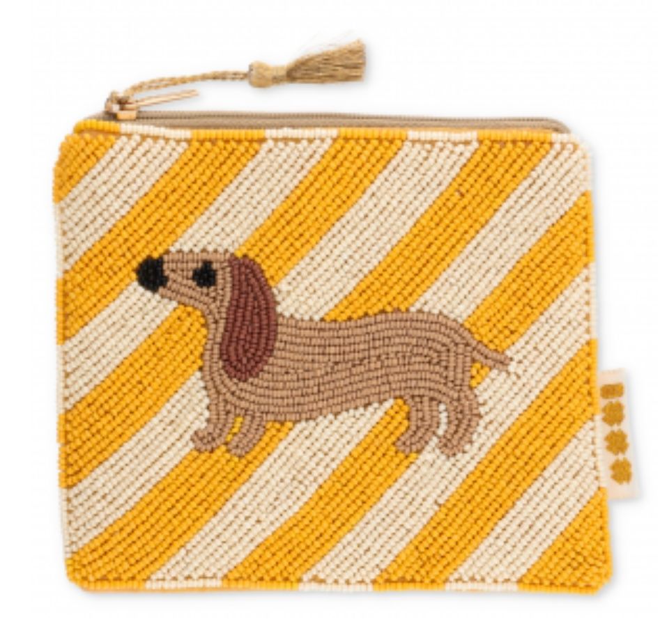 Een vierkant portemonneetje van kralen met gele en witte diagonale strepen en een geborduurde teckel in het midden.