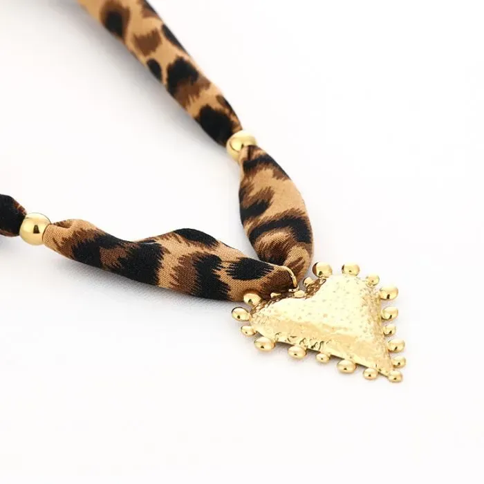 Leopard bandana ketting met hart