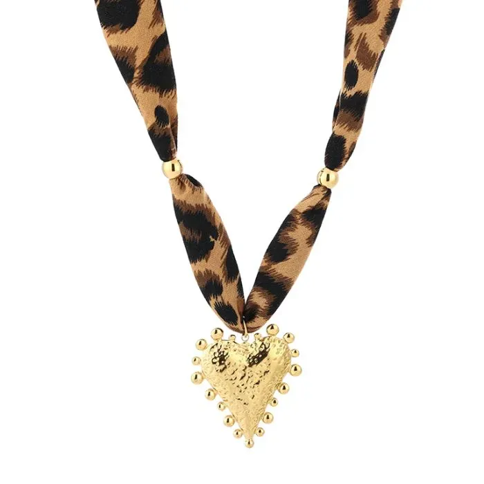 Leopard bandana ketting met hart