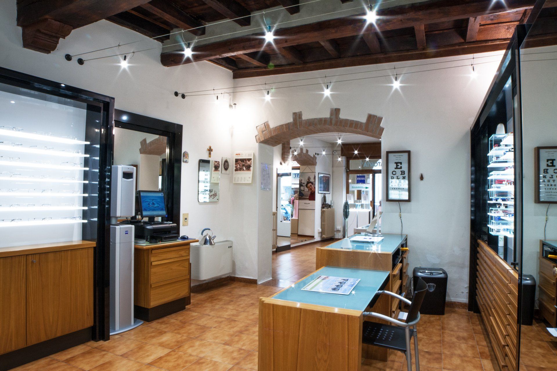 interni dello studio ottica cavatorta