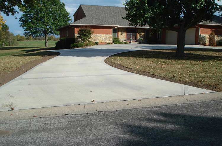 Driveway Front View - Asphalt Paving in Independence, MO