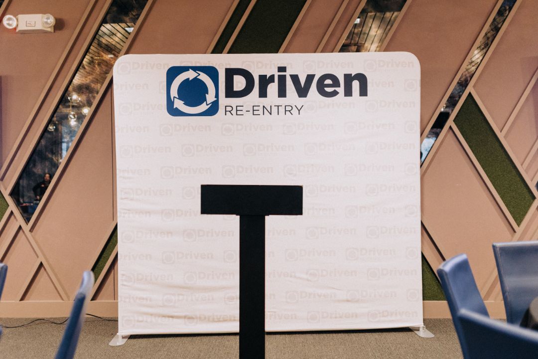 A white sign with the word driven on it