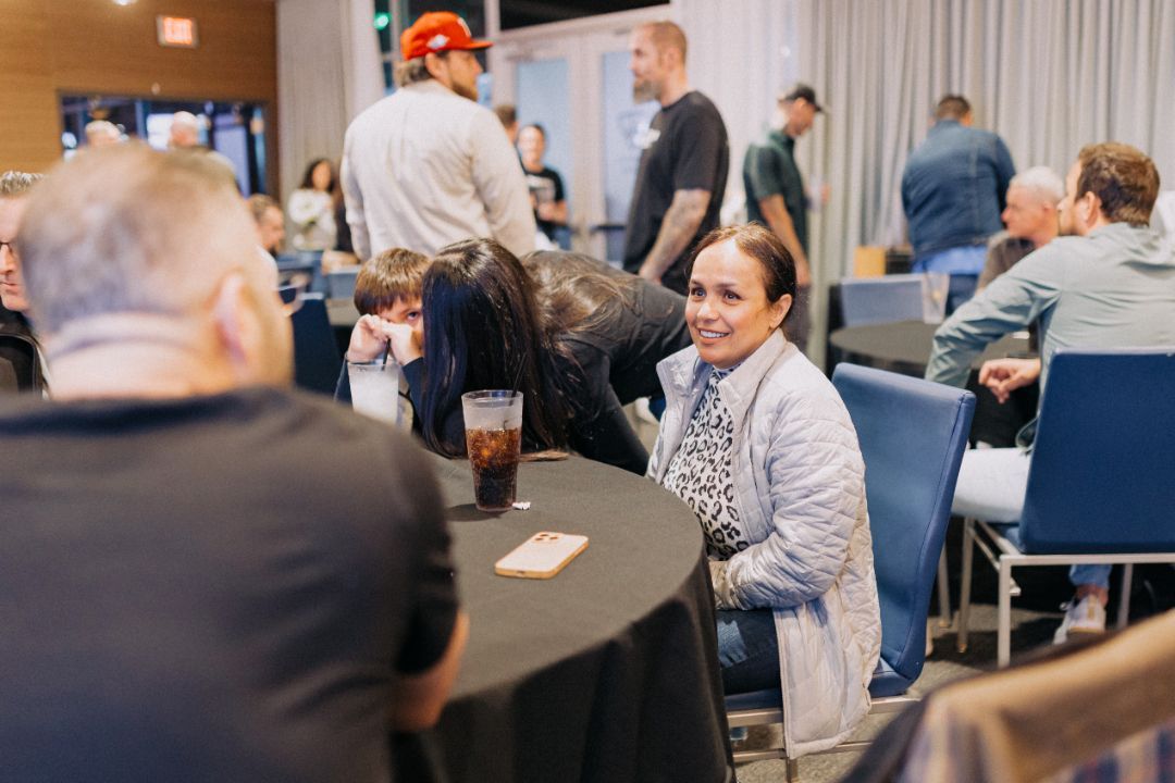 A group of people are sitting at tables in a room.