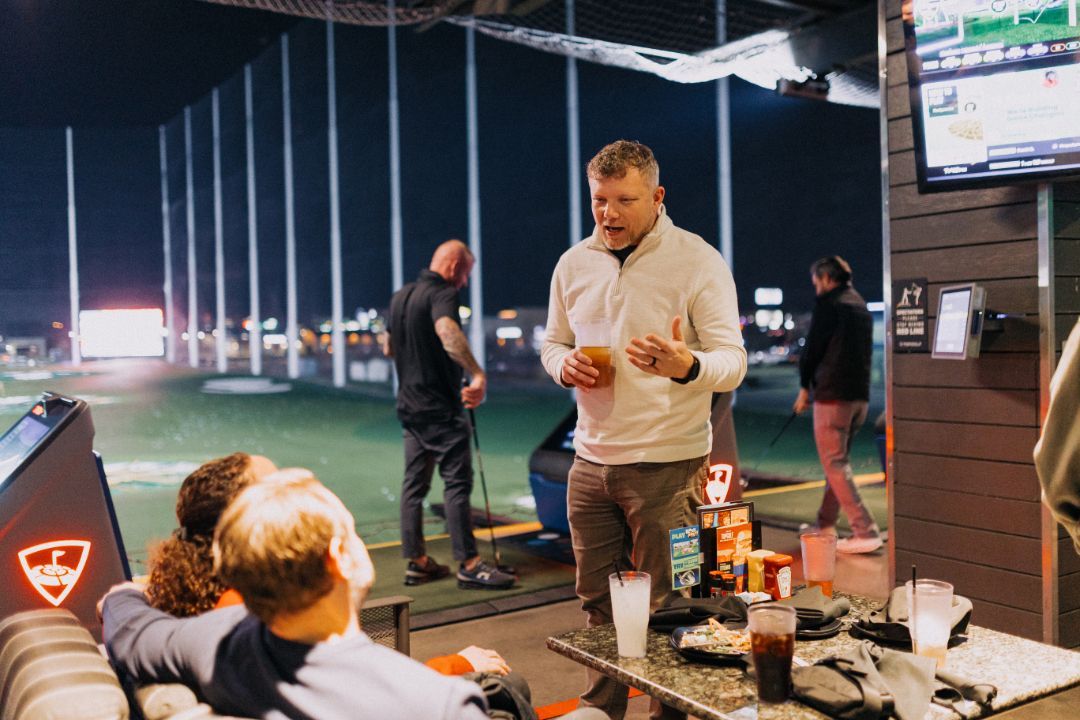 A group of people are sitting at a table in a restaurant.
