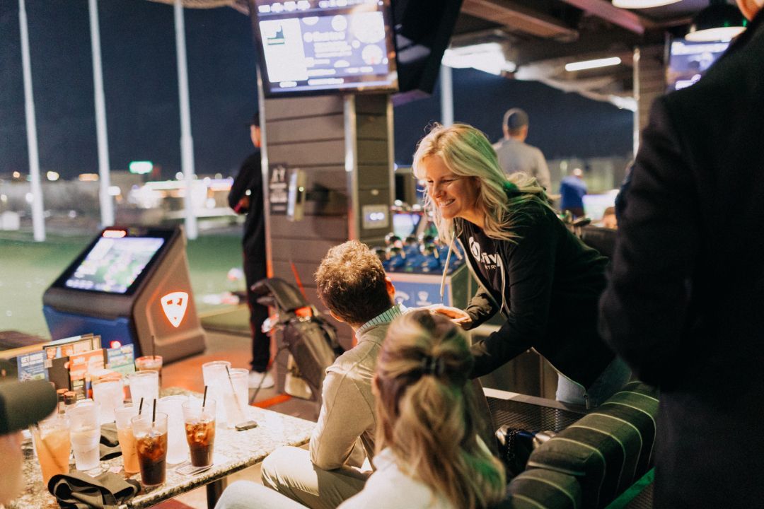 A group of people are sitting at a table in a restaurant.