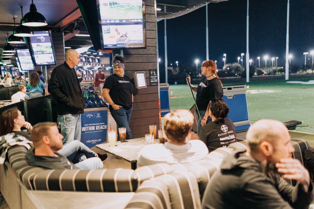 A group of people are sitting around a table in a restaurant.