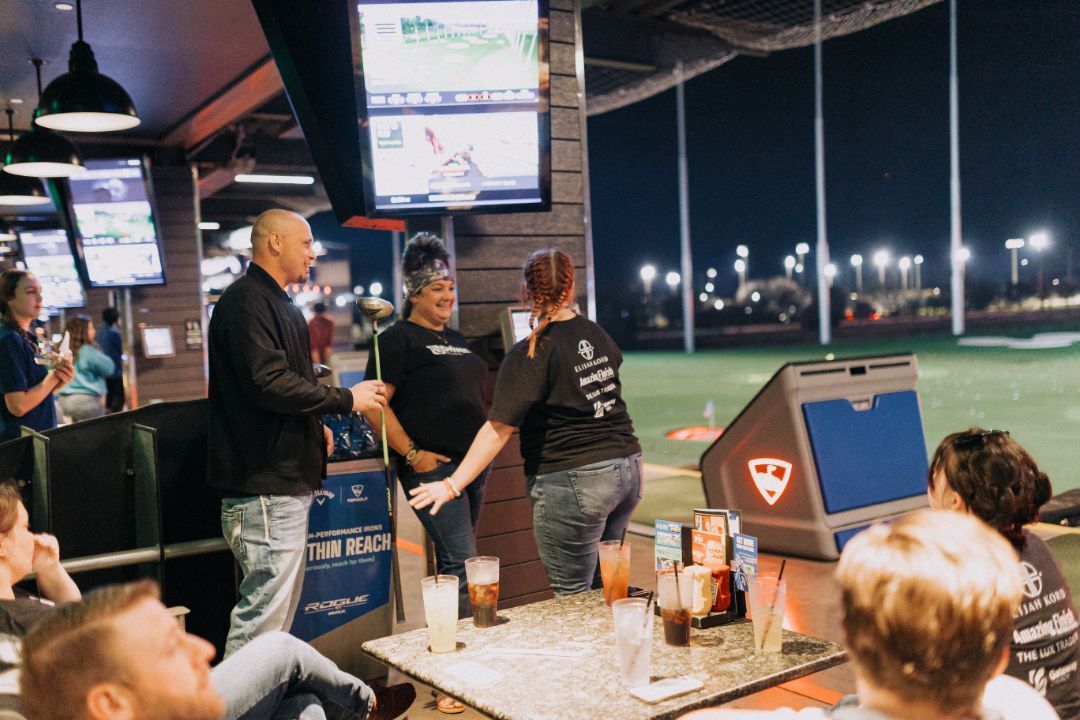 A group of people are sitting at a table in a restaurant.