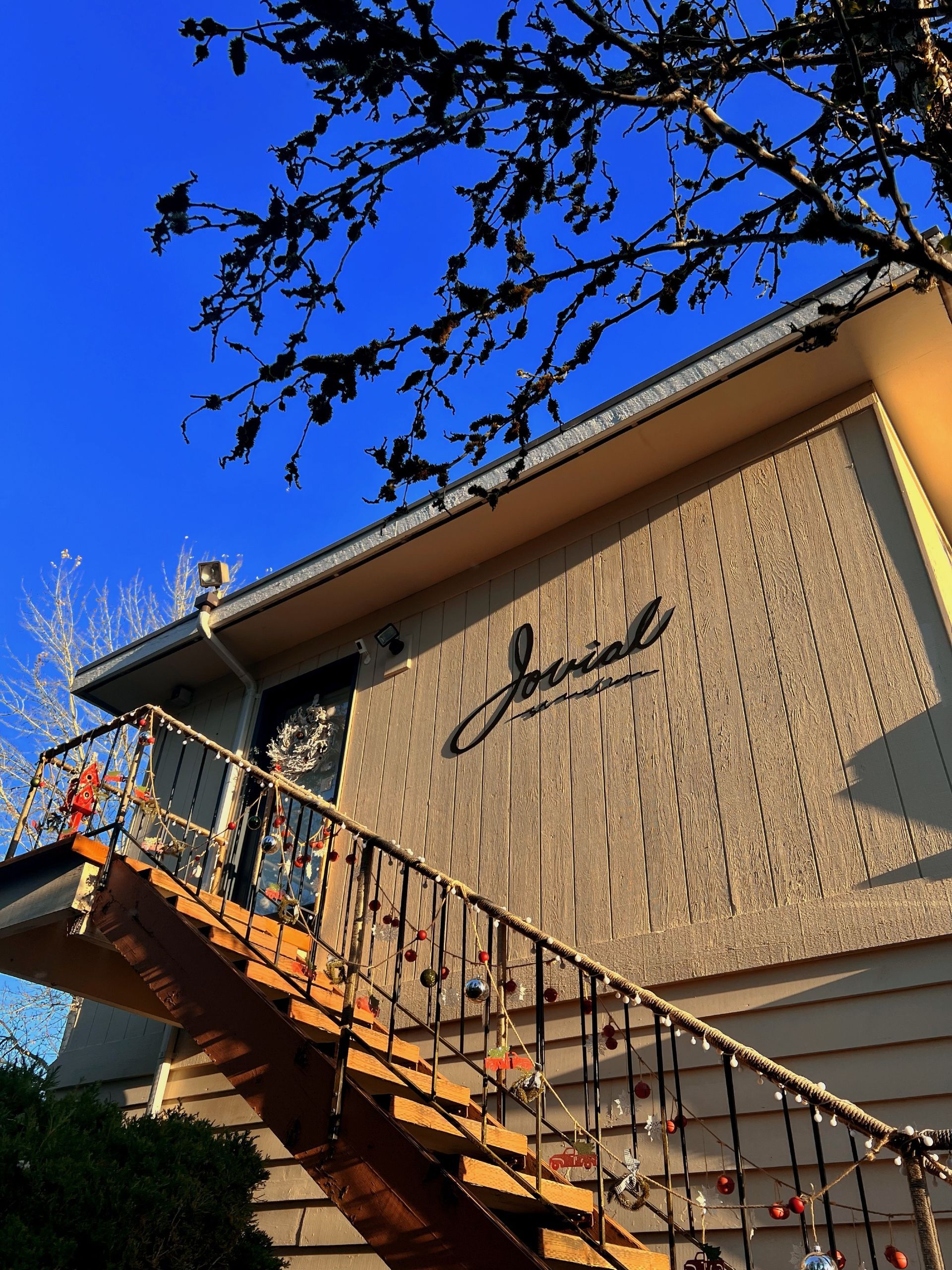 Stairs leading up to a building with the word jandal on it