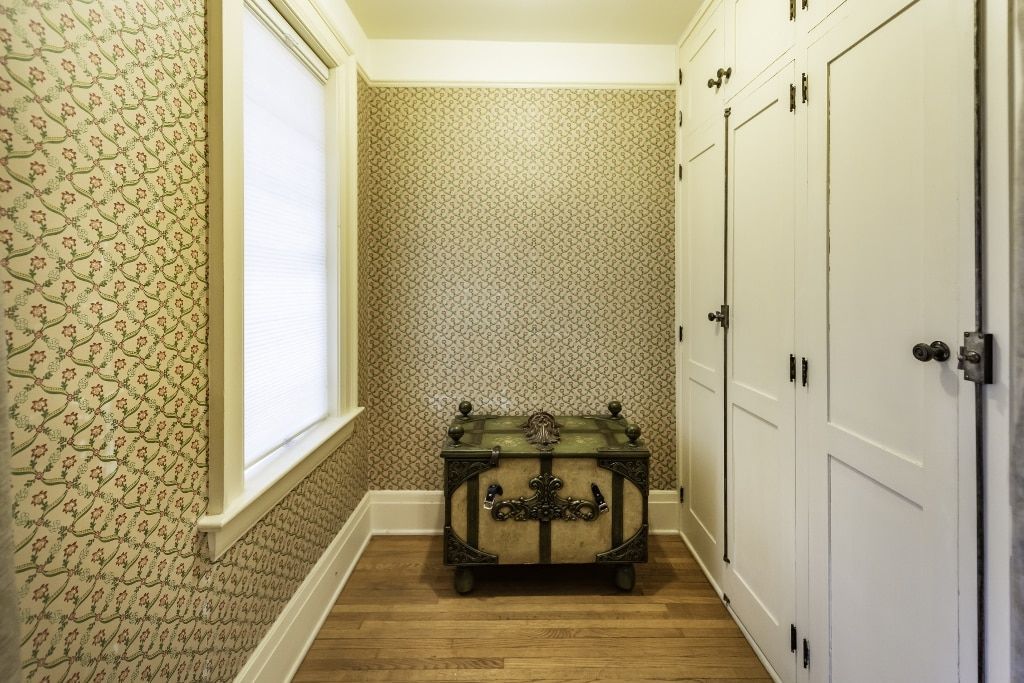 A room with a trunk in the middle of it