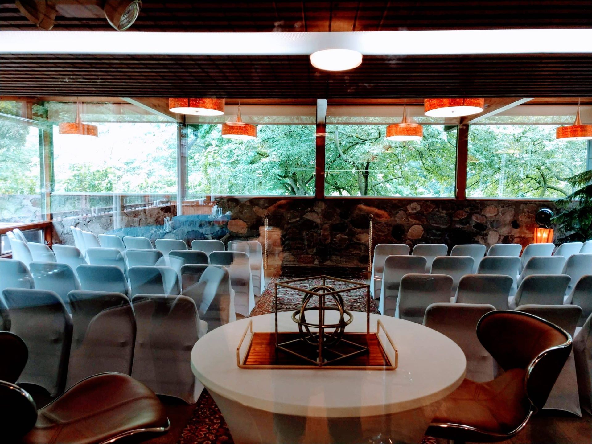 A room with rows of chairs and a table in the middle