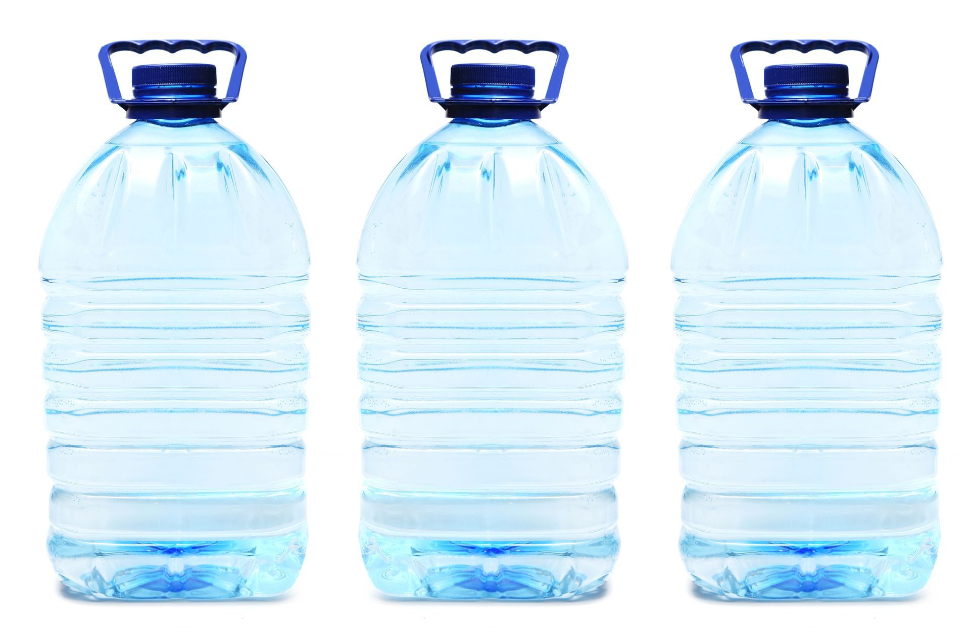 Tres jarras de agua de plástico azul transparente con asas sobre un fondo blanco.