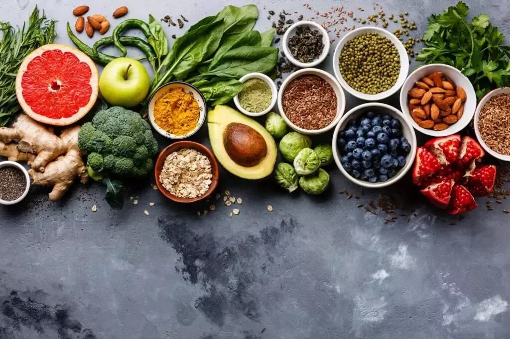 A fresh, healthy meal featuring brain-boosting foods and vegetables to increase daily motivation.