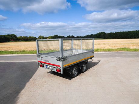 Anhänger Eduard  steht auf einer gepflasterten Fläche.