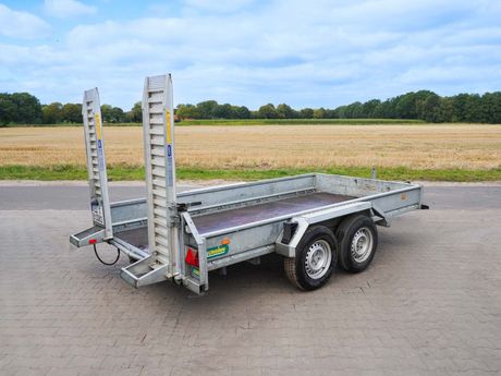 Anhänger von UNSINN steht auf einer gepflasterten Fläche.