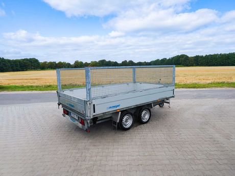 Anhänger von wm meyer Fahrzeugbau AG  steht auf einer gepflasterten Fläche.