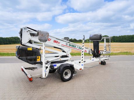 weiße Hubarbeitsbühne Dino 180XT auf einer gepflasterten Fläche.