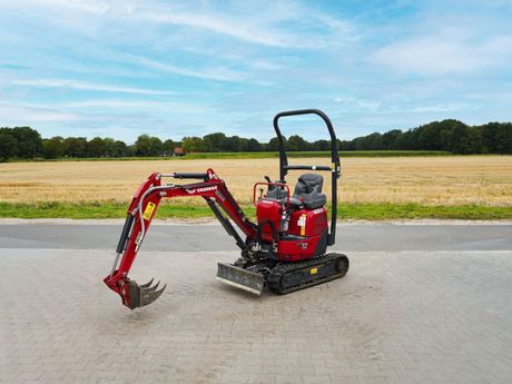 Gelb-schwarzer Vanmar SV-12-Minibagger auf einer gepflasterten Fläche.