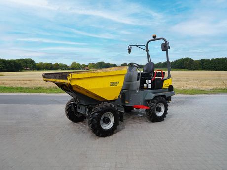 Gelb-schwarzer Dumper Wacker Neuson DW40 steht auf einer gepflasterten Fläche.