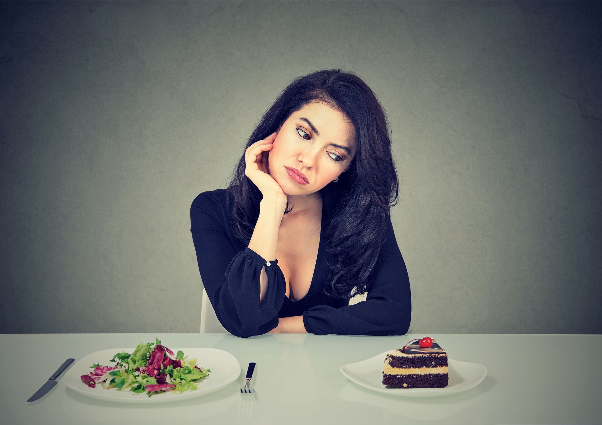 donna davanti a un tavolo con due piatti di cibo